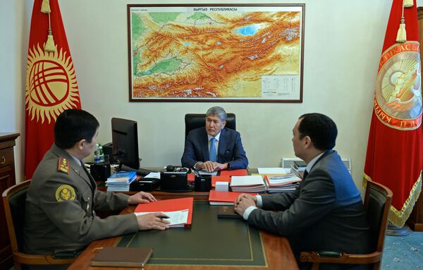 Президент Алмазбек Атамбаев во время совещания с секретарем Совета обороны и начальником Генерального штаба Вооруженных Сил - Sputnik Кыргызстан