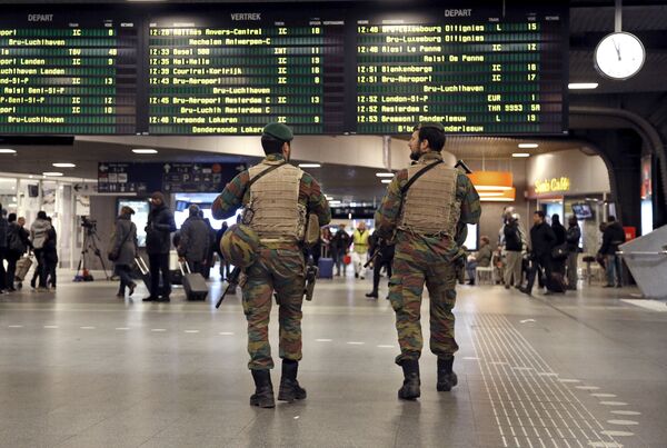 Бельгийские солдаты патрулируют в зале прилета на железнодорожном вокзале в Брюсселе. Архивное фото - Sputnik Кыргызстан