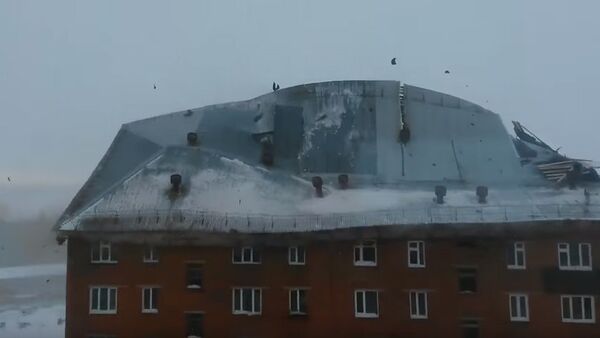 Ветер снес крышу жилой пятиэтажки в российском городке - Sputnik Кыргызстан
