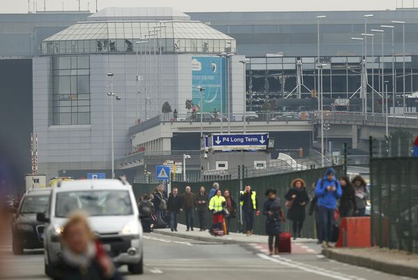 Люди возле аэропорта Завентем, где произошли несколько взрывов в Брюссель. - Sputnik Кыргызстан