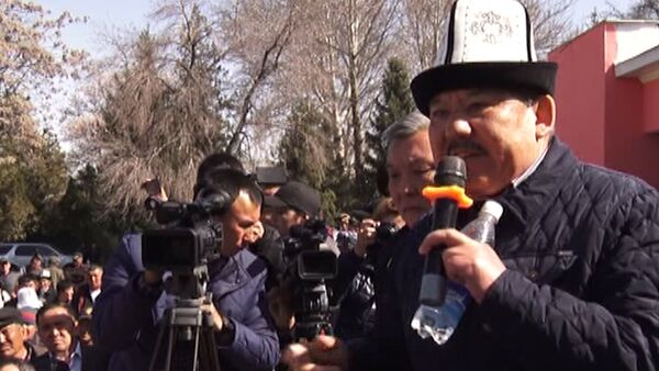 Аксыда элдин алдында өкмөт башчы Сариев менен оппозициячы Бекназаров ж - Sputnik Кыргызстан