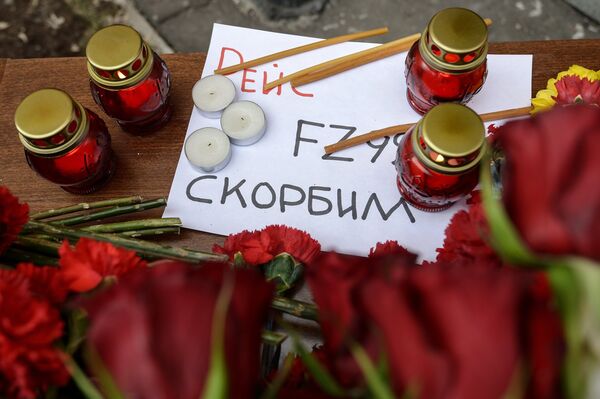 Цветы в память о погибших в авиакатастрофе Boeing-737. Архивное фото - Sputnik Кыргызстан