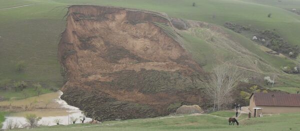 Последствия оползня. Архивное фото - Sputnik Кыргызстан
