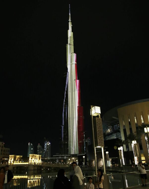 Ал эле эмес, Дубайдагы асман тиреген Бурдж-Халифа (Burj Khalifa) имараты да түсүн өзгөрттү - Sputnik Кыргызстан