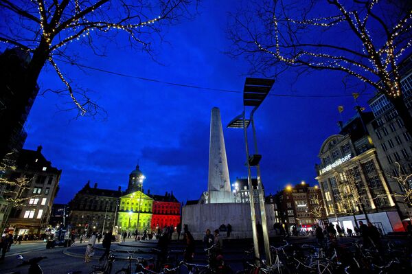 Города стран мира в цветах флага Бельгии – акции в поддержку Брюсселя - Sputnik Кыргызстан
