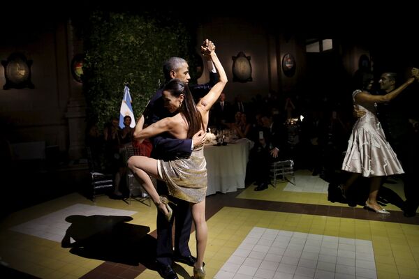 Президент США Барак Обама танцует танго на приеме у президента Аргентины Маурисио Макри - Sputnik Кыргызстан