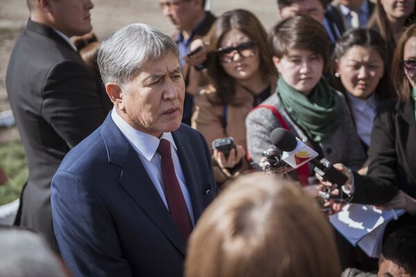 Президент Алмазбек Атамбаев журналисттер менен болгон жолугушусунда. - Sputnik Кыргызстан