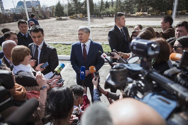 Президент Алмазбек Атамбаев на встрече с журналистами. - Sputnik Кыргызстан