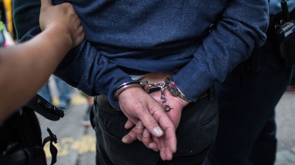 Архивное фото задержанного мужчины в наручниках - Sputnik Кыргызстан