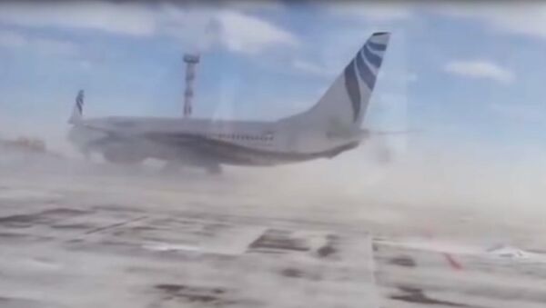 Ветер разворачивает стоящий Boeing на 180 градусов - Sputnik Кыргызстан