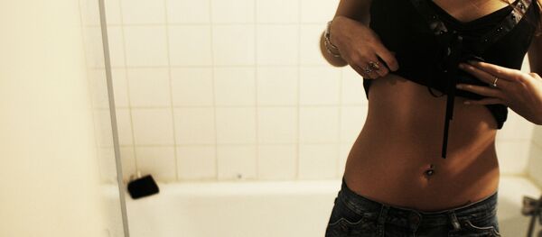 Архивное фото девушки которая смотрится в зеркало - Sputnik Кыргызстан