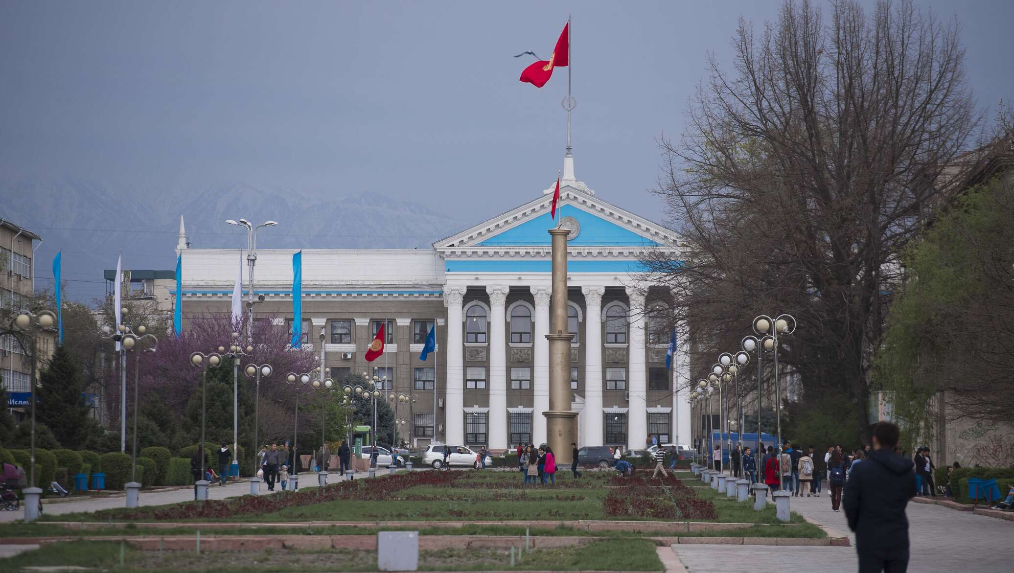 Муниципальный бишкек. Здание мэрия города Бишкек. Киргизия столица Бишкек. Горкенеш Бишкек. Бишкек мэрия горы.