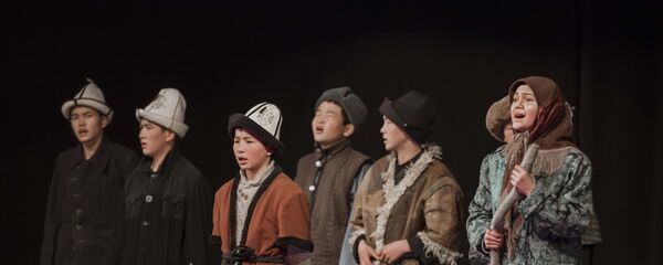 Окуучулар республика боюнча өткөрүлгөн театралдык фестивалында. Архив Окуучулар республика боюнча өткөрүлгөн театралдык фестивалында. Архив - Sputnik Кыргызстан