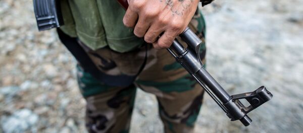 Автомат кармаган киши. Архив - Sputnik Кыргызстан