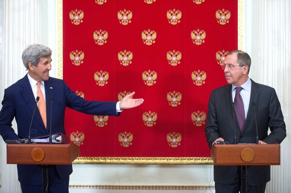 Министр иностранных дел РФ Сергей Лавров (справа) и государственный секретарь США Джон Керри на пресс-конференции. Архивное фото - Sputnik Кыргызстан