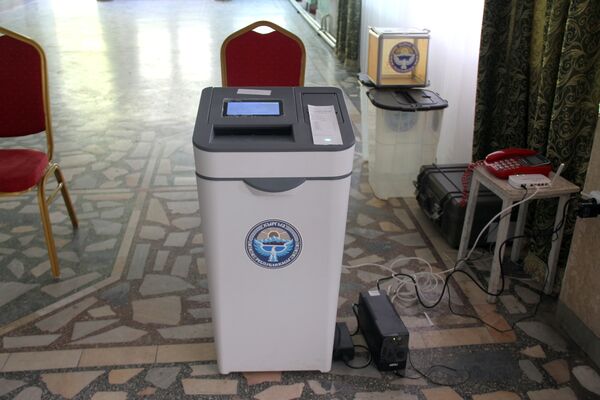 Электронная урна на избирательном участке. - Sputnik Кыргызстан
