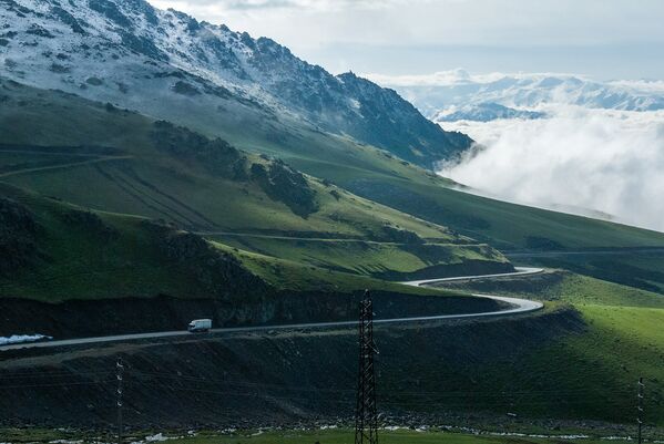 Аталган жол Кыргызстандын түштүгү менен түндүгүн байланыштарган жалгыз жол - Sputnik Кыргызстан