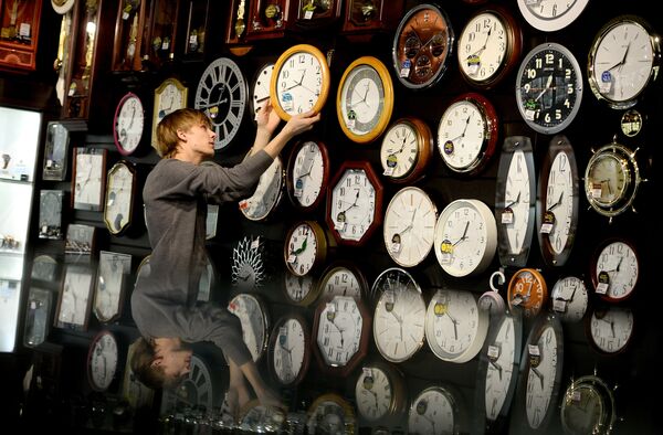 Перевод часов на зимнее время в одном из магазинов Великого Новгорода. Архивное фото - Sputnik Кыргызстан