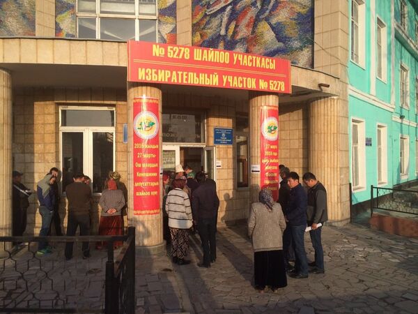 Избиратели на одном из избирательных участков города Ош - Sputnik Кыргызстан