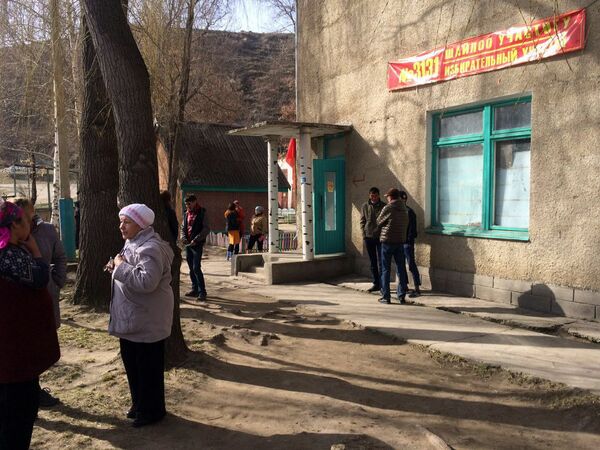 Люди у избирательного участка №3131 в городе Каракол - Sputnik Кыргызстан