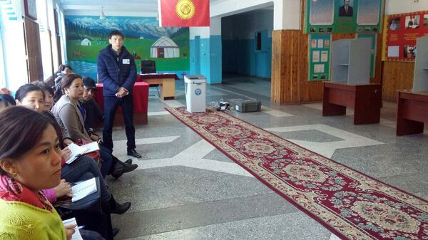 Наблюдатели на избирательном участке в городе Кемин - Sputnik Кыргызстан