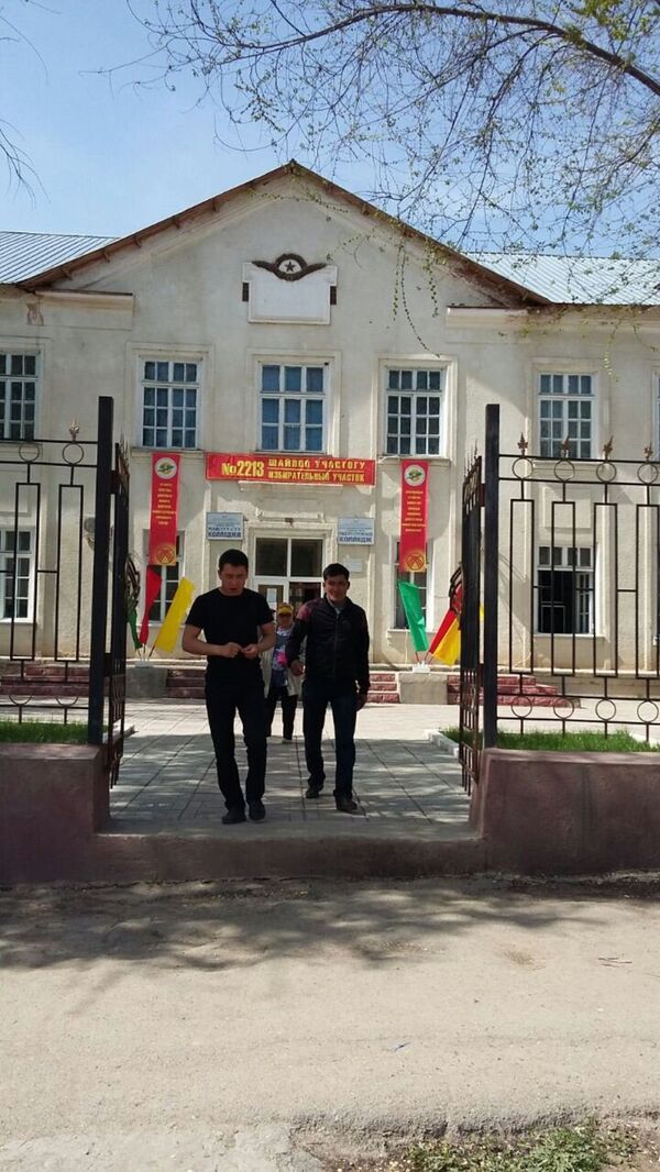 Избиратели выходят из избирательного участка в городе Майлуу-Суу - Sputnik Кыргызстан