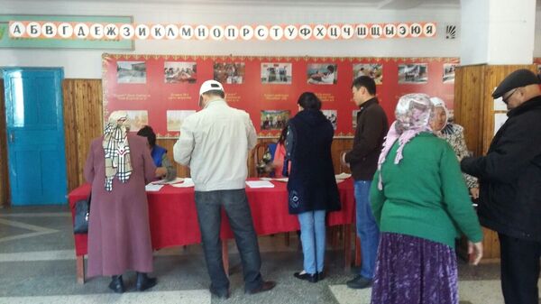 Избиратели во время голосования на избирательном участке - Sputnik Кыргызстан