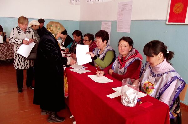 Горожане на избирательном участке в городе Балыкчы - Sputnik Кыргызстан