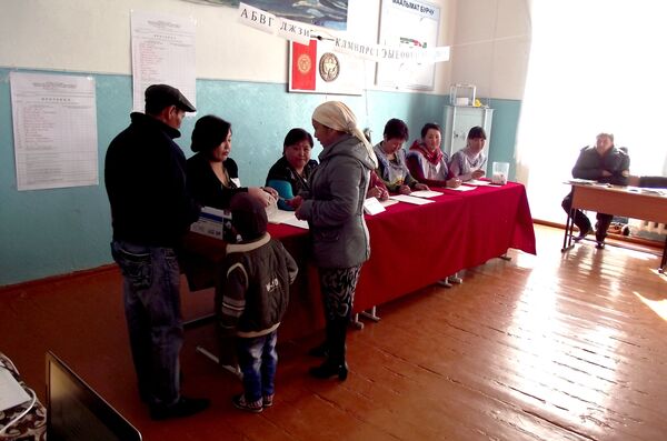 Горожане на избирательном участке в городе Балыкчи. Архивное фото - Sputnik Кыргызстан