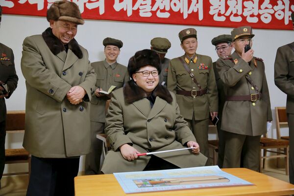Түндүк Кореянын лидери Ким Чен Ын Пхеньянда көмүр менен иштеген ракета кыймылдаткычын сыноодон өткөрүү учурунда - Sputnik Кыргызстан