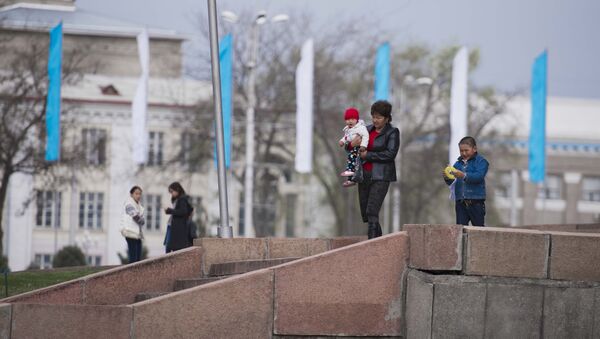 Бишкектин көчөлөрүндө бараткан аял балдары менен. Архивдик сүрөт - Sputnik Кыргызстан