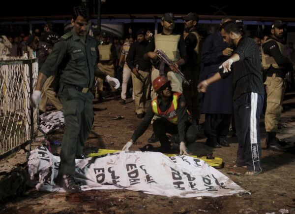 Спасатели на месте взрыва в городе Лахор на востоке Пакистана - Sputnik Кыргызстан
