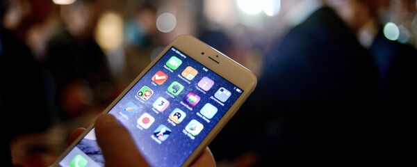 Мужчина с телефоном в руках. Архивное фото - Sputnik Кыргызстан