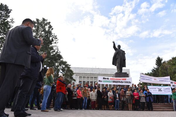 Өкмөт имаратынын алдына митингге чыккандар - Sputnik Кыргызстан