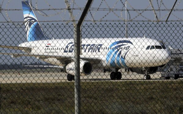 Захваченый неизвестным мужчиной самолет авиакомпании Egypt Air в Кипре - Sputnik Кыргызстан