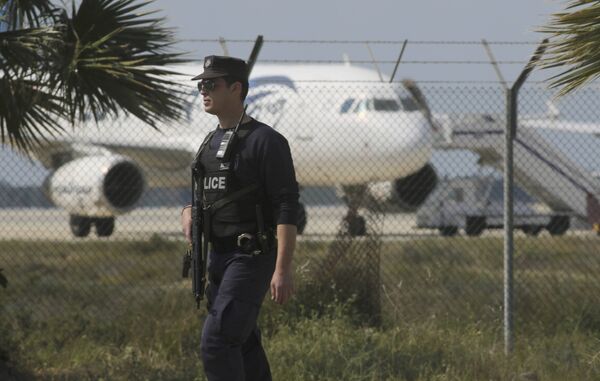 Полицейский на фоне пассажирского самолета A-320 египетской авиакомпании Egypt Air, захваченный неизвестными - Sputnik Кыргызстан