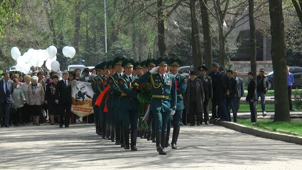 В Бишкеке передали Саратову вахту памяти героев-панфиловцев - Sputnik Кыргызстан