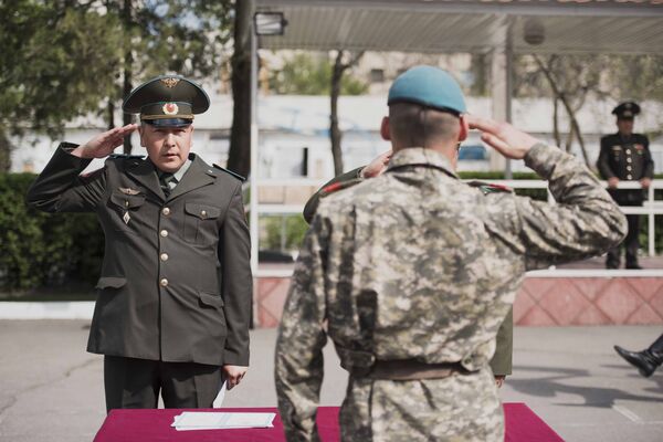 По мнению командования НГ, сборы повысят уровень профессиональной подготовки младшего звена командиров. - Sputnik Кыргызстан