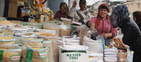 Продажа продуктов питания на рынке. Архивное фото - Sputnik Кыргызстан