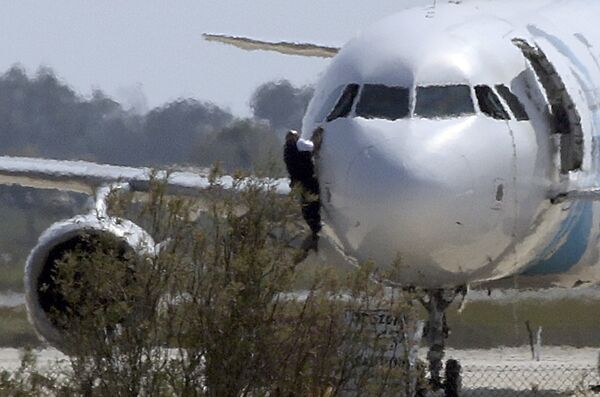 Группа перехвата у пассажирского самолета A-320 египетской авиакомпании Egypt Air, захваченный неизвестными - Sputnik Кыргызстан