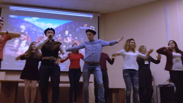 Россияне в Москве станцевали кыргызский танец кара жорго - Sputnik Кыргызстан