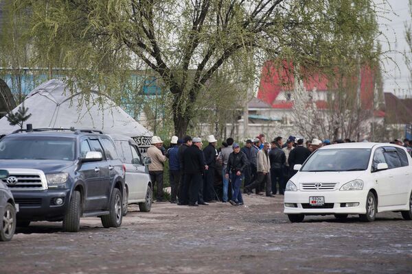 Похороны мужчины — жертвы упавшего дерева в центре Бишкека - Sputnik Кыргызстан