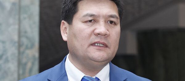 Омбудсмен Кыргызстана Кубат Оторбаев во время выступления в Жогорку Кенеше. Архивное фото - Sputnik Кыргызстан