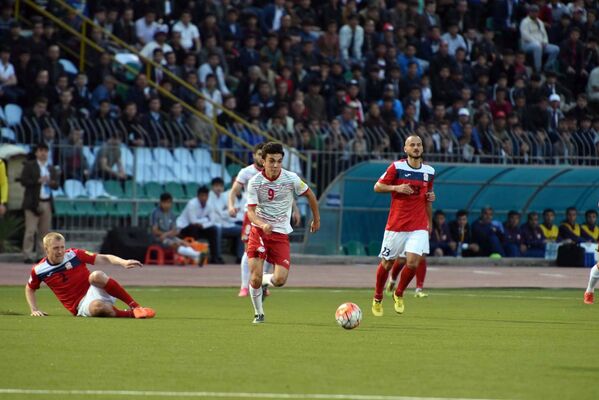 Матч Таджикистан — Кыргызстан в рамках отборочного раунда чемпионата мира 2018 года - Sputnik Кыргызстан