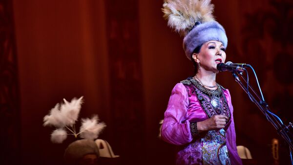 Народная артистка Кыргызстана Саламат Садыкова во время концерта. Архивное фото - Sputnik Кыргызстан