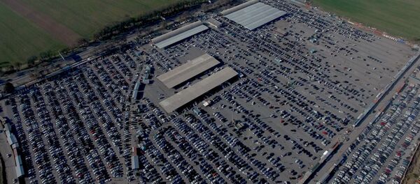 Как выглядят 8 тысяч авто с высоты 300 метров: кадры с авторынка Как выглядят 8 тысяч авто с высоты 300 метров: кадры с авторынка - Sputnik Кыргызстан