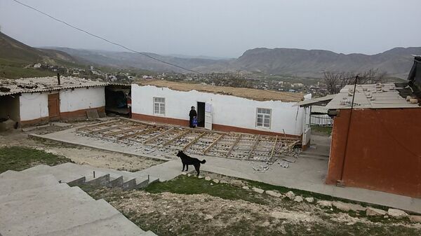 Дом крышу которой снес ветер в Лейлекском районе - Sputnik Кыргызстан