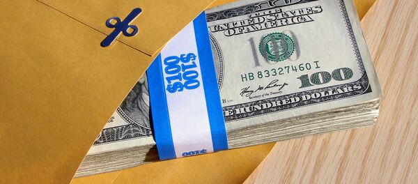 Сто долларовые купюры в конверте - Sputnik Кыргызстан