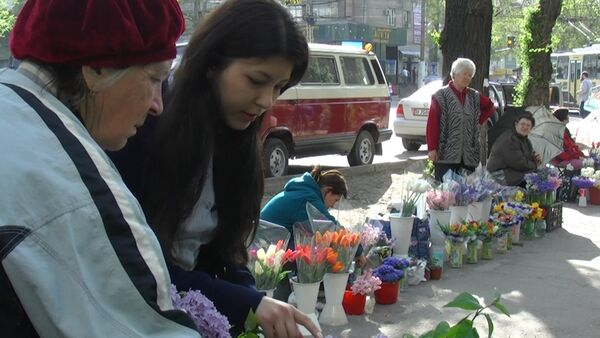 В Бишкеке продолжается акция добра Купи букет у бабушки - Sputnik Кыргызстан