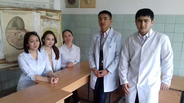 Эл аралык олимпиадага барат турган Кыргыз мамлекеттик медициналык академиясынын студенттери. - Sputnik Кыргызстан